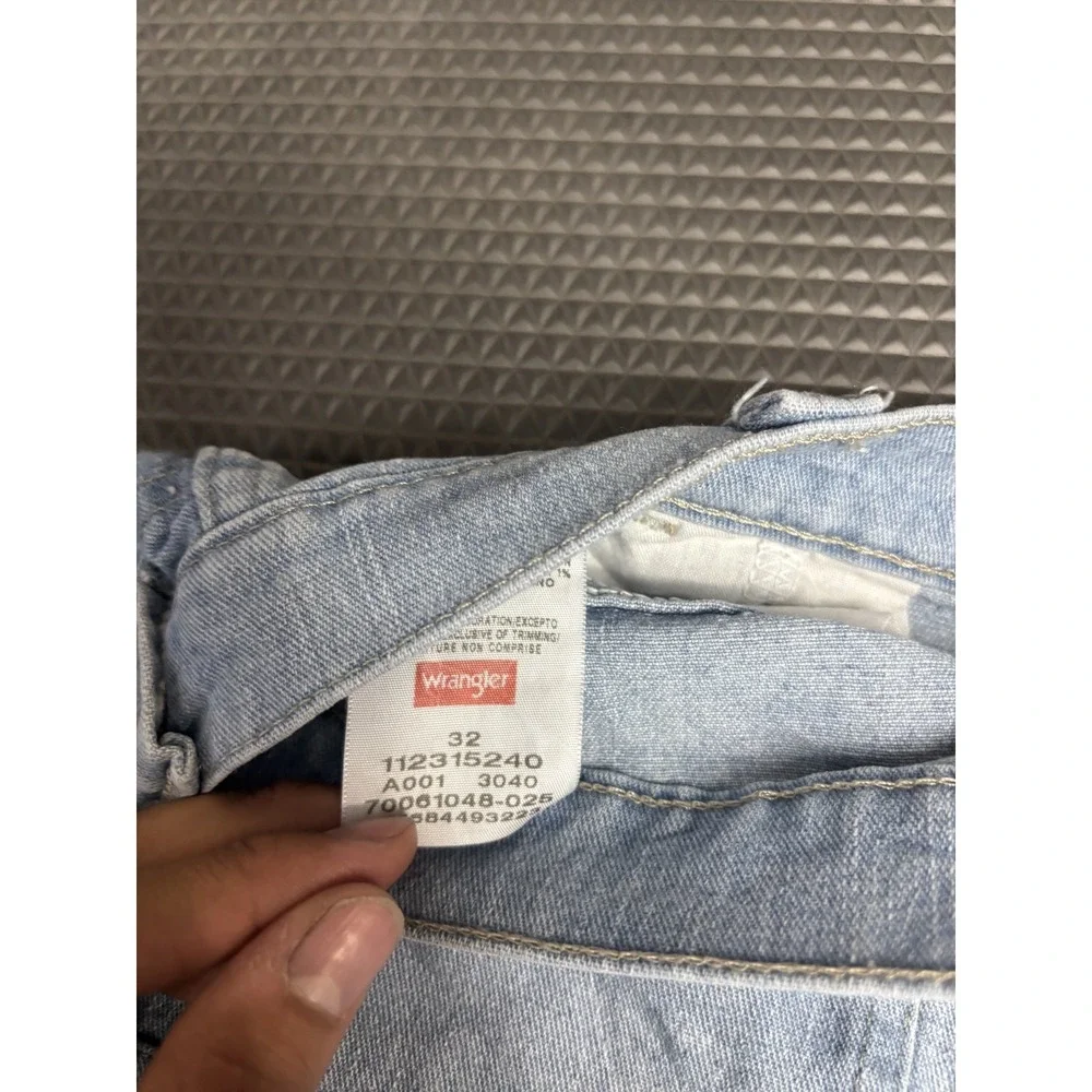 Wrangler Men's Size 32 Light Wash Denim Carpenter Shorts Relaxed Fit Utility